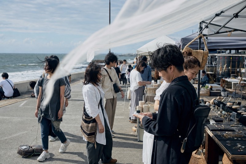 日本の海辺で開催されているハンドメイドマーケットの様子