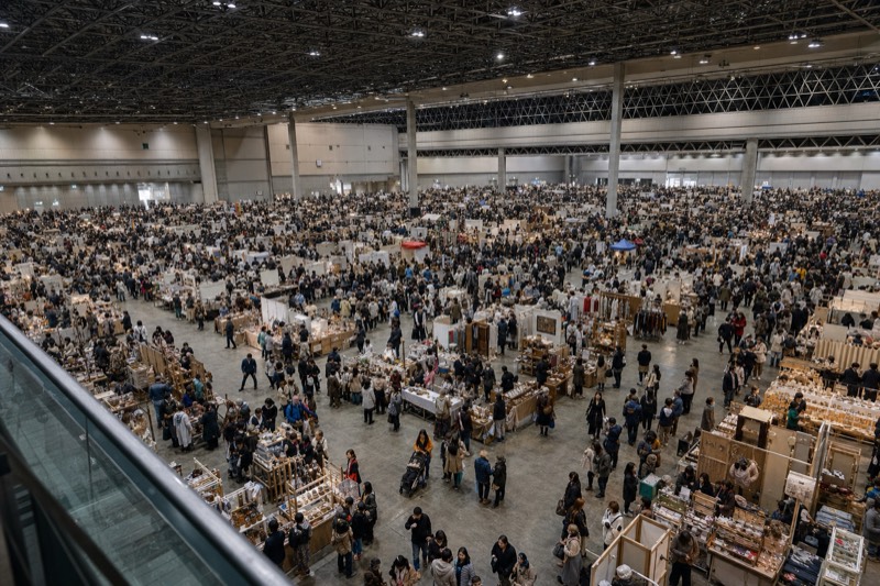 大規模な屋内ハンドメイドイベントを見渡す全景