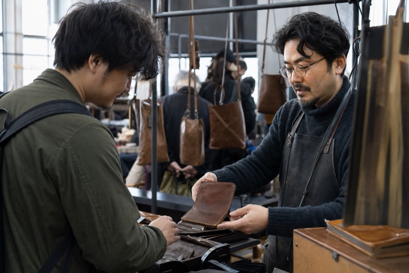 革小物について作家に相談する男性客