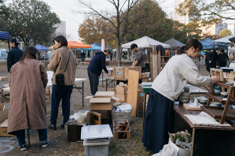家具や器が並ぶ屋外の蚤の市