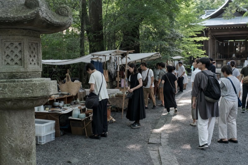 緑に囲まれた神社境内のクラフトマーケット